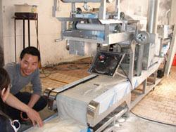 自動(dòng)收卷米皮.jpg 自動(dòng)收卷米皮.jpg